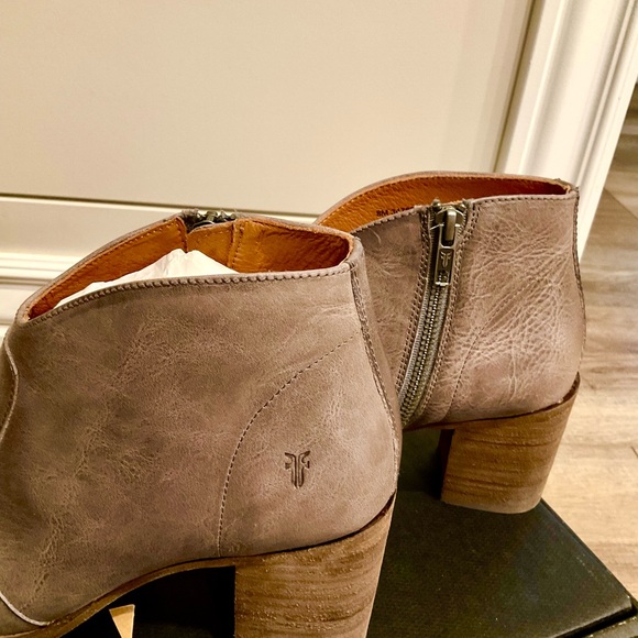 Frye Women's Gray Leather Ankle Boots - Picture 5 of 12
